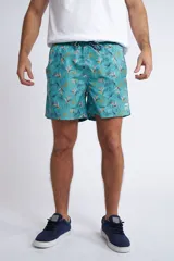 Short de baño con cintura elástica y cordón ajustable, confeccionado en tela ligera de secado rápido. Presenta un estampado botánico integral en tonos amarillos, blancos y azules, con dos bolsillos delanteros y uno posterior.