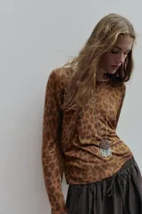 Jersey de punto fino, manga larga y cuello redondo, con estampado de leopardo en tonos marrones.