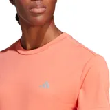 Remera deportiva Adidas Run It color salmón, de corte clásico, mangas cortas y logo reflectivo en el pecho. Confeccionada en tejido transpirable AEROREADY y malla en la espalda.