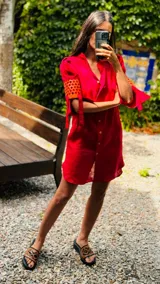 Vestido camisero corto color fucsia, confeccionado en lino imperial con botones de guampa y detalle de simil cuero calado en las mangas.