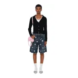 Bolso de hombro Marc Jacobs modelo The Clover, confeccionado en piel suave color rosa. Presenta una silueta redondeada con ribetes ornamentales, cierre magnético y el sello J Marc en el frente. Incluye correa de piel extraíble y correa de cadena.