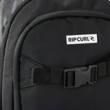 Mochila Rip Curl Posse de 33 litros, color negro, con múltiples compartimentos, cierres y correas ajustables con hebilla en el frente.