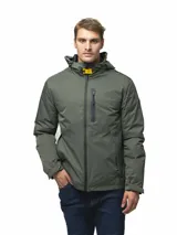 Campera 3 en 1 de diseño funcional, compuesta por una capa exterior semi impermeable en color verde militar con capucha ajustable, cierre frontal y bolsillos con cierre, y una capa interior capitoneada separable. Ambas piezas pueden utilizarse juntas o por separado.