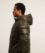 Campera puffer verde militar para hombre, con capucha, cierre frontal, bolsillos con cremallera y forro de sherpa.