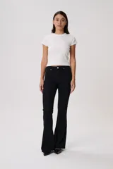 Jean de corte oxford y tiro bajo, confeccionado en denim blanco. Presenta diseño de cinco bolsillos, cierre frontal con cremallera y botón metálico, y costuras a contratono.