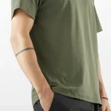 Remera Salomon Trackline de manga corta y cuello redondo, color verde, con diseño minimalista y logo sutil en el pecho.