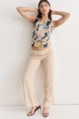 Pantalón de fibrana con estampado abstracto en tonos celestes, blancos y grises. Corte recto y holgado.