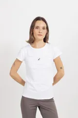 Remera básica de algodón con spandex, de calce cómodo y levemente elastizado. Presenta cuello redondo, mangas cortas y un pequeño bordado minimalista en el centro del pecho.
