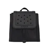 Mochila Crocs de nailon color negro, con solapa frontal de EVA con perforaciones aptas para Jibbitz, cierre superior ajustable y asa de mano.