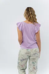 Musculosa rosa de corte clásico con cuello redondo y volados en los hombros.