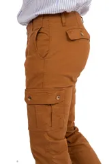Pantalón cargo color habano, confeccionado en gabardina, con bolsillos laterales tipo cargo con solapa y cierre de botón, corte recto y ajuste estándar.