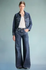 Pantalón de jean de tiro medio y bota wide leg. Confeccionado en tejido 100% algodón y lavado artesanal en tonos mid blue intensos.
