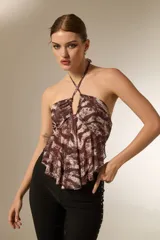 Top de cuello halter con diseño fruncido y caída holgada, confeccionado en tela con estampado de puntos.