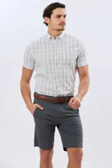 Bermuda clásica azul marino confeccionada en gabardina liviana de algodón con elastano, de corte recto y diseño liso.