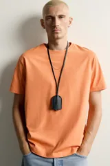 Camiseta básica de corte regular fit, con cuello redondo y mangas cortas de color blanco.