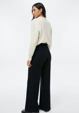 Pantalón de punto de corte recto y tiro alto, con cintura elástica ancha y diseño de pierna ancha.