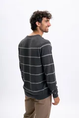 Buzo de punto con diseño de franjas horizontales finas en color gris oscuro, cuello redondo y puños acanalados.