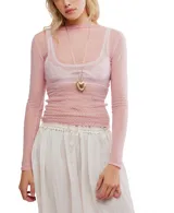 Top de manga larga color rosado, confeccionado en tejido transparente y texturizado con cuello fruncido y terminación elástica.