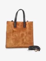 Cartera estructurada de formato cuadrado, confeccionada en gamuza color marrón tostado. Presenta doble asa de mano en cuero negro y correa larga regulable y desmontable en el mismo material. Incluye herrajes metálicos en tono bronce.