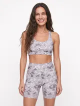 Top deportivo negro con diseño de espalda deportiva y escote redondo.
