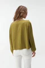 Blusa verde militar de manga larga con volados en el escote en V y lazos para atar al frente.