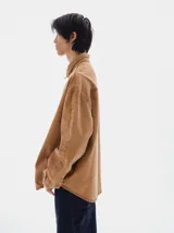 Camisa de denim de manga larga, con cuello clásico y botones negros. Confeccionada en tejido de algodón, con lavado washed.