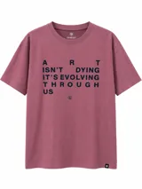 Remera Grego de manga corta y cuello redondo, color rosado, con estampado tipográfico en el pecho en tono oscuro.