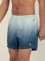Short de baño con cintura elástica y cordón ajustable, con diseño degradado que va de celeste a azul marino.