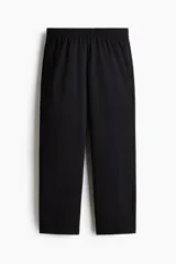 Pantalón deportivo negro de corte estándar y piernas rectas, confeccionado en tejido funcional ripstop con tecnología DryMove™. Cuenta con cintura elástica con cordón de ajuste oculto, bolsillos laterales con cierre y detalles perforados en las piernas.