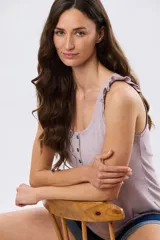 Musculosa azul marino con escote redondo y tirantes decorados con volados fruncidos.