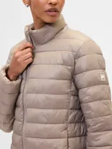 Campera puffer de corte recto y cuello alto, con cierre frontal y diseño acolchado horizontal.