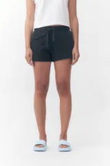 Short negro de felpa con cordón ajustable en la cintura y bolsillos laterales.