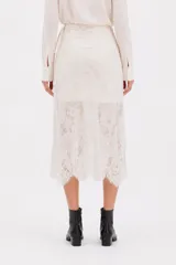Falda midi confeccionada en poliamida con diseño de encaje y detalle de anudado lateral.