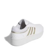 Championes Adidas modelo Hoops 3.0 Bold, de diseño urbano con plataforma. Presentan una base blanca con las icónicas tres tiras laterales en color dorado metalizado y detalles a juego en el talón.