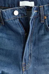 Jean de tiro alto y pierna super ancha, confeccionado en denim de algodón rígido con efecto desgastado en los muslos.