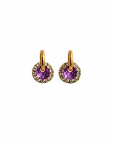 Aros tipo argolla con dije circular de resina negra y borde de strass, con estructura metálica dorada.
