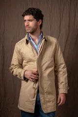 Trench color beige con cierre de botones y cuello clásico.