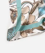 Pañuelo cuadrado de satén blanco con estampado floral en tonos marrones y celestes, con borde ancho en color turquesa.