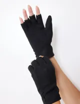 Guantes sin dedos de símil suede color negro, con forro interior de terciopelo negro.
