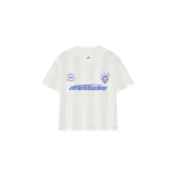 Remera polo de manga corta estilo jersey de fútbol, color blanco con rayas verticales sutiles y detalles en azul violeta, incluyendo cuello en V con solapa, estampados frontales y logo de la marca en el pecho.
