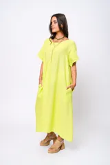 Vestido midi verde flúor de lino, corte holgado, escote redondo y manga corta.