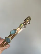 Gargantilla doble con cadena de bronce o alpaca y dije con cuatro piedras de colores.