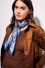 Camisa marrón de gamuza vegana, corte entallado, manga larga y cuello camisero.