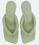 Sandalia color verde claro, con tacón medio acampanado, punta cuadrada y tira ancha acolchada.