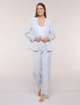 Blazer de sastre entallado color gris claro, con solapa de muesca clásica, cierre frontal de un solo botón y bolsillos frontales de vivo horizontales.