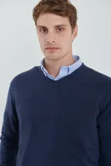 Sweater amarillo de tejido suave tipo cashmere, con escote en V.