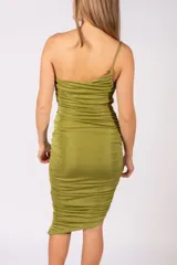 Vestido midi de un solo hombro, color verde, con diseño ajustado y efecto drapeado en toda la prenda.