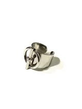 Anillo ancho de acero quirúrgico plateado con diseño abierto y ajustable, decorado con un aplique frontal en forma de cierre de tipo T (toggle).