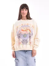 Buzo de cuello redondo y manga larga, color beige, con estampado gráfico frontal estilo vintage que incluye la palabra 'SENSIBILITY', flores, un sol y una mariposa.