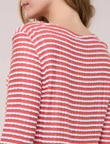 Blusa de manga tres cuartos color verde con rayas horizontales blancas, escote bote y ruedo curvo.